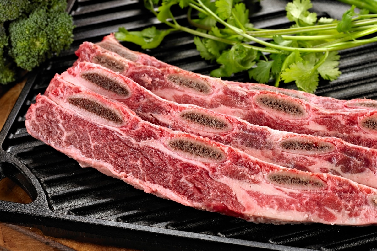 uncooked flanken ribs on grill pan